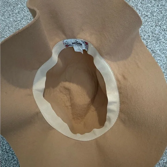 ✨3 for $25✨ Tan Wide-Brimmed Floppy Hat - Picture 2 of 3